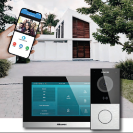AKU-IDA Pack villa intégrant un portier vidéo E12S avec caméra 2MP, un moniteur C313S, un switch POE4, 4 badges et un accès à l'espace Smartplus Cloud pour gérer les accès aux 4 utilisateurs de l'application Smartplus. 4 accès à l'App inc